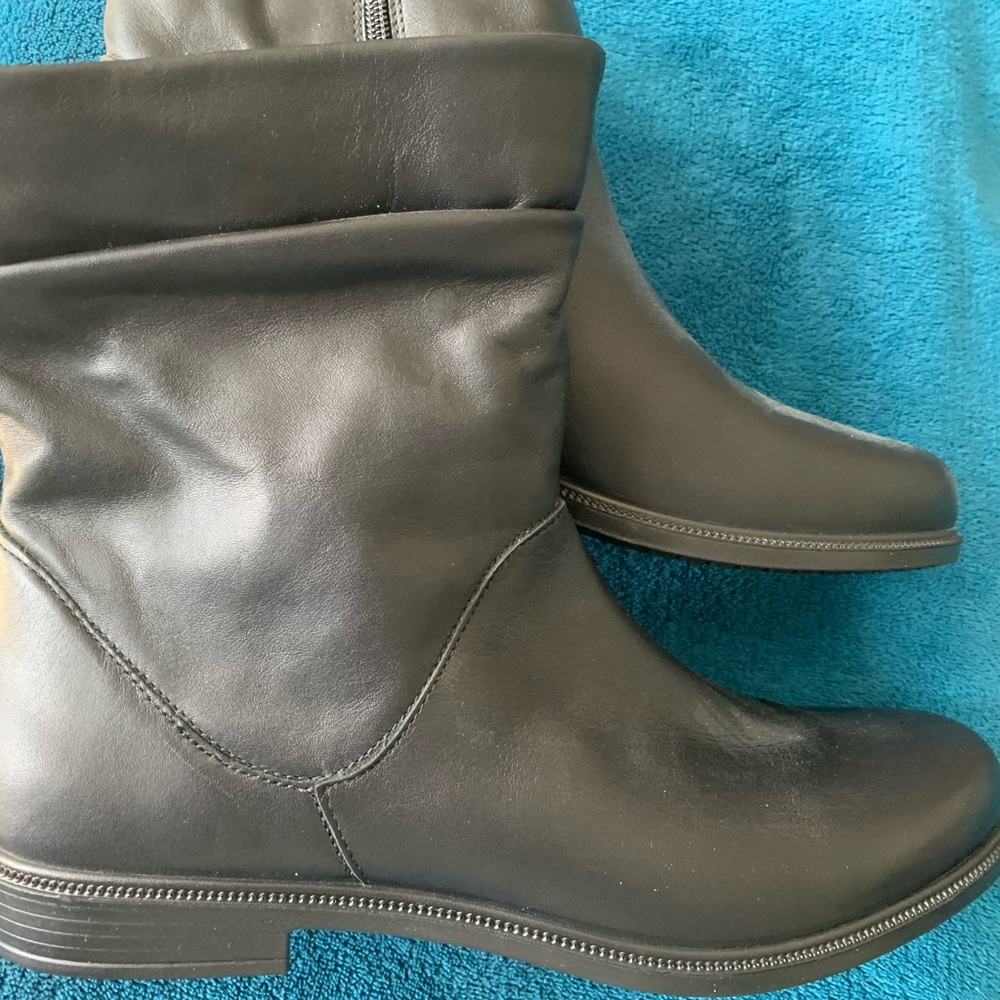 Like new worn once UK brand Hotter boots 9